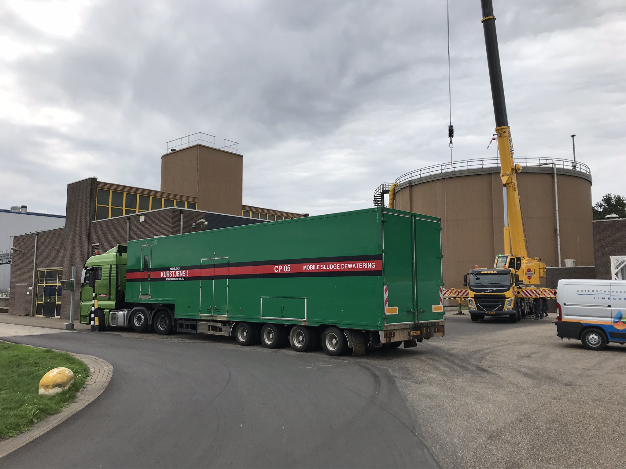 Mobile mechanical sludge dewatering with modern systems